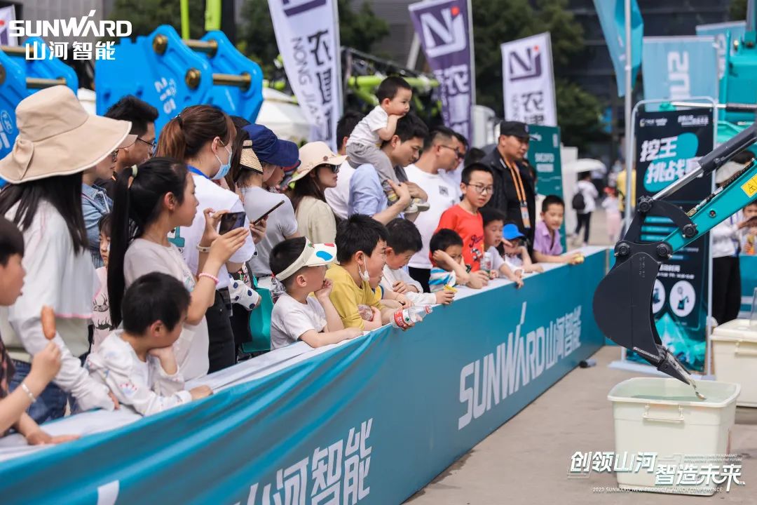 精品出击、互动一直！9001cc金沙以诚为本智能F系列挖掘机闪灼长沙展