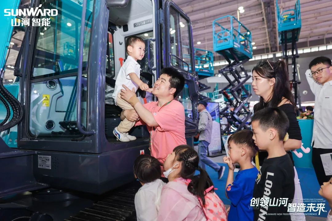 精品出击、互动一直！9001cc金沙以诚为本智能F系列挖掘机闪灼长沙展