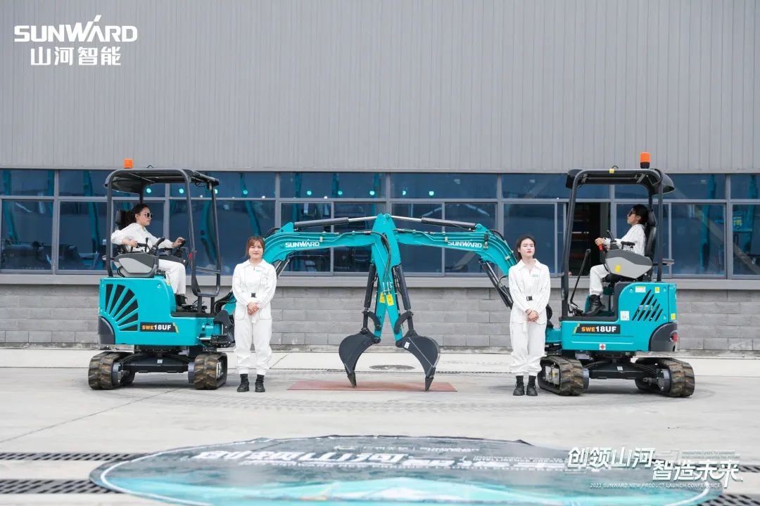 精品出击、互动一直！9001cc金沙以诚为本智能F系列挖掘机闪灼长沙展