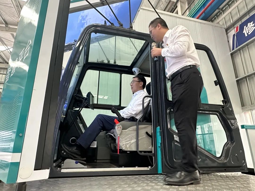 中国联通集团副总司理梁宝俊到访9001cc金沙以诚为本智能