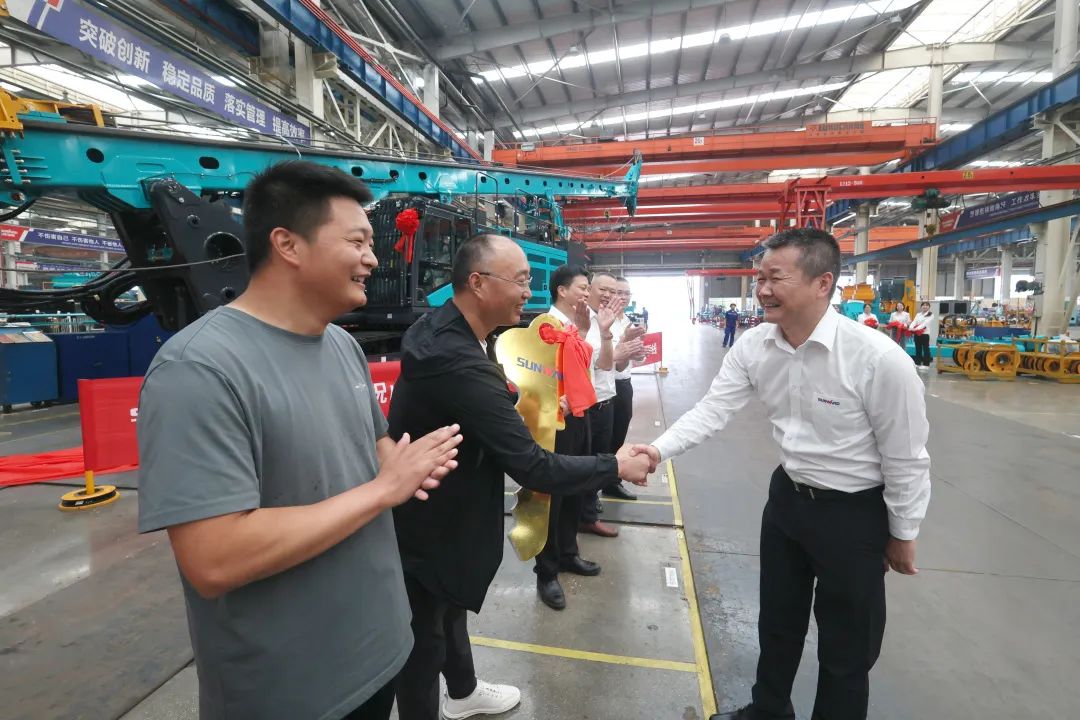 助力“双碳”、绿动未来！9001cc金沙以诚为本智能增程式电动旋挖钻机、液压混淆动力旋挖钻机齐交付