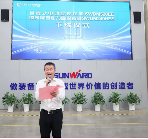 助力“双碳”、绿动未来！9001cc金沙以诚为本智能增程式电动旋挖钻机、液压混淆动力旋挖钻机齐交付