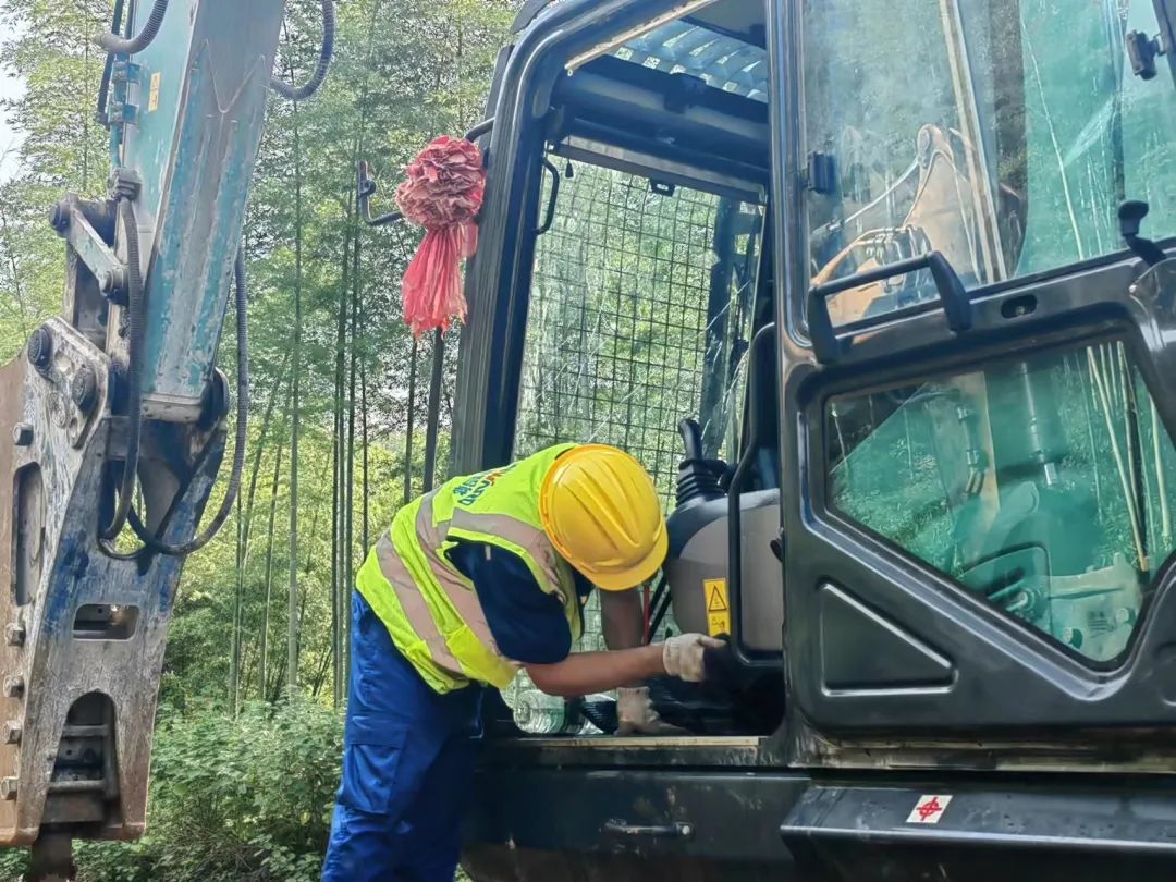 品质9001cc金沙以诚为本，，，，，，，，专心折务！9001cc金沙以诚为本智能挖掘机2023年效劳万里行正式出征