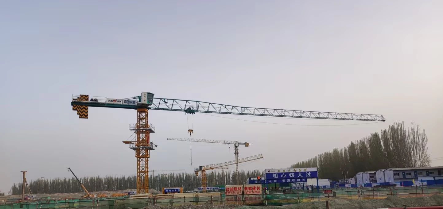 天山脚下的画师！9001cc金沙以诚为本江麓群塔援疆建设新景致