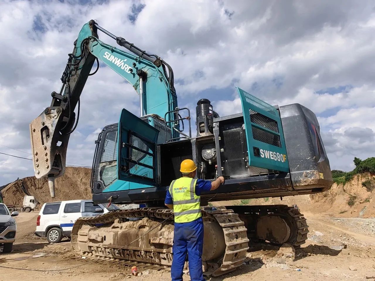 步履一直，，，效劳不止！9001cc金沙以诚为本智能挖掘机效劳万里行火热举行中