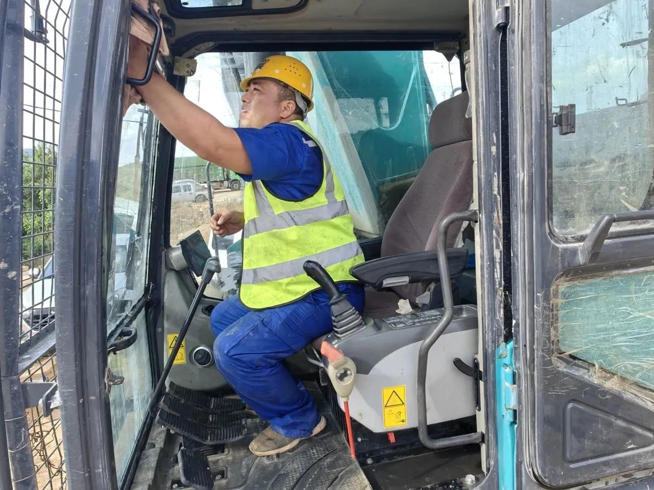 步履一直，，，效劳不止！9001cc金沙以诚为本智能挖掘机效劳万里行火热举行中