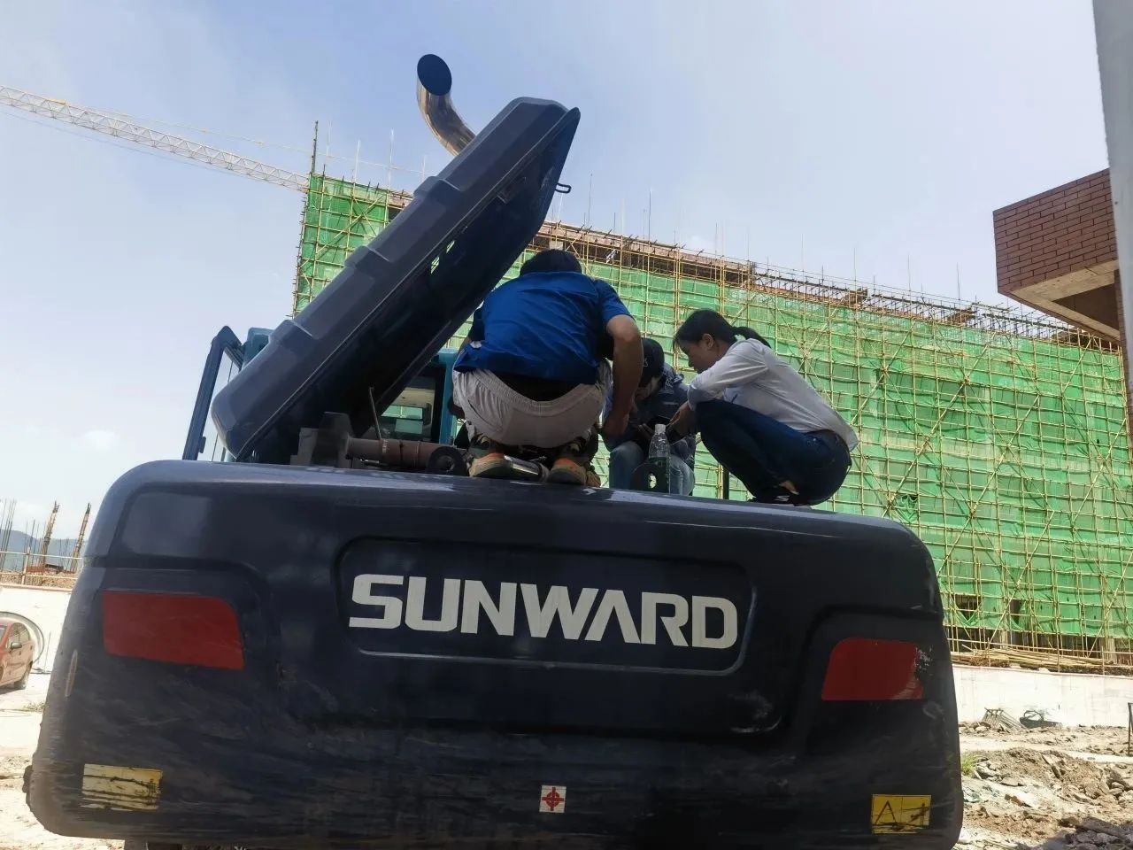 步履一直，，，效劳不止！9001cc金沙以诚为本智能挖掘机效劳万里行火热举行中