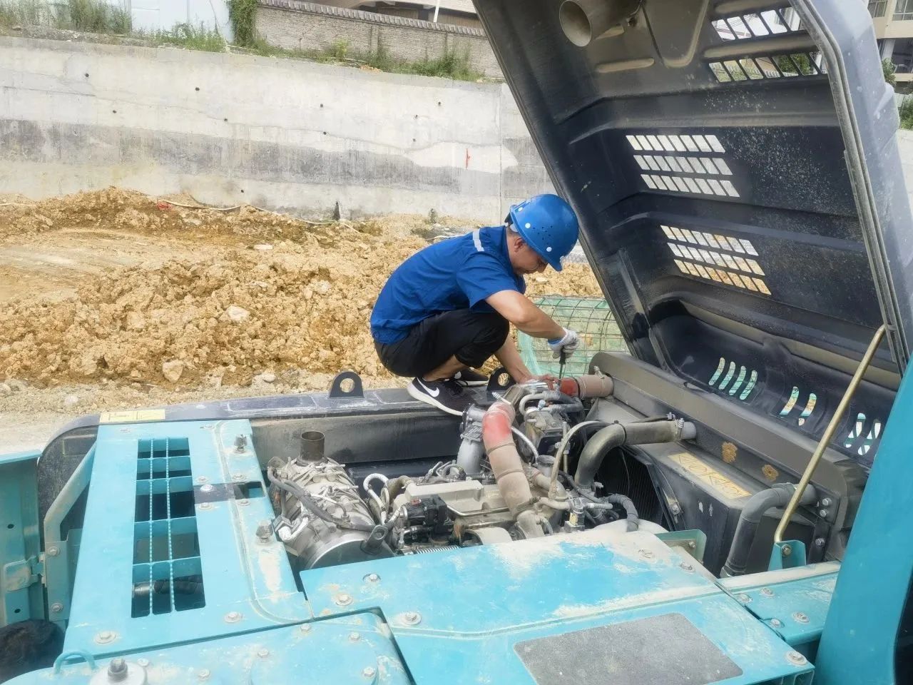 步履一直，，，效劳不止！9001cc金沙以诚为本智能挖掘机效劳万里行火热举行中