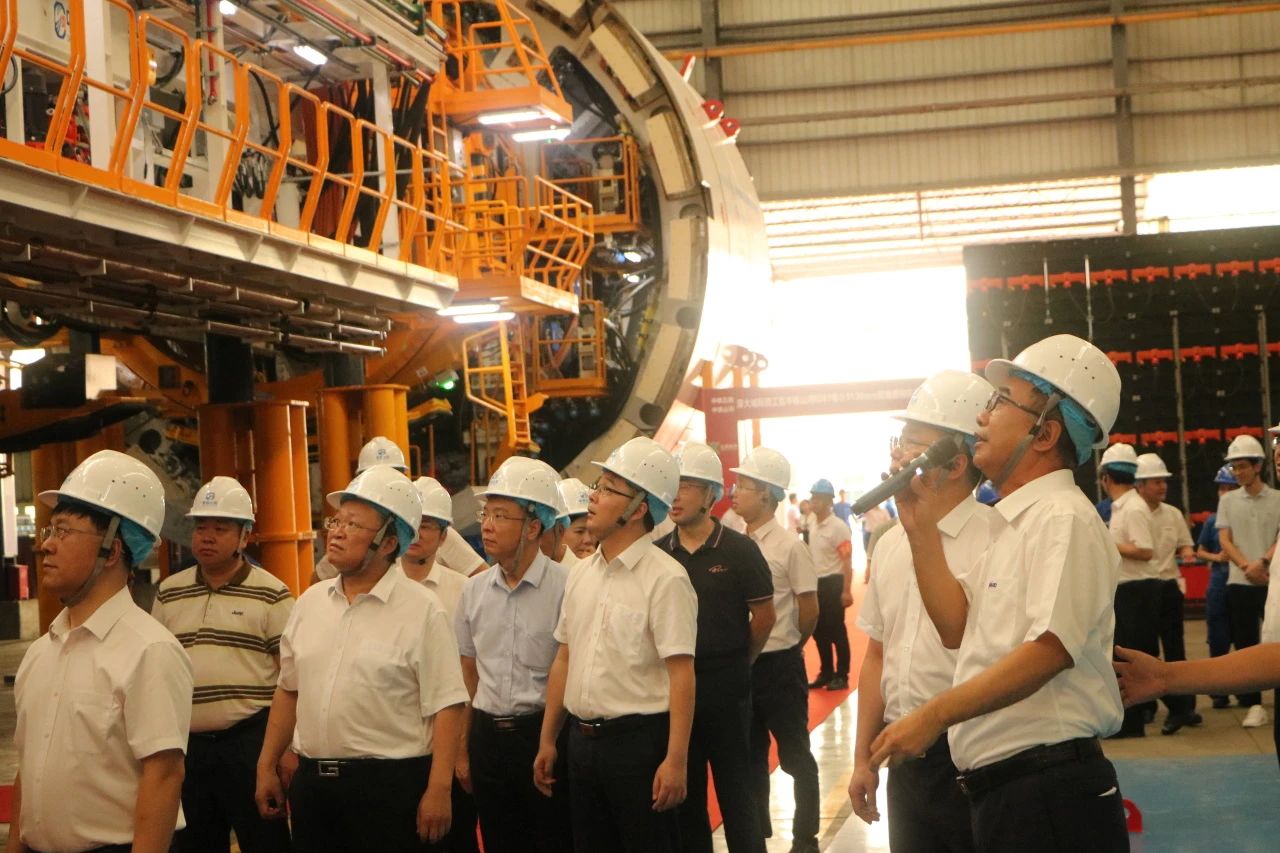 中铁9001cc金沙以诚为本粤港澳大湾区首台大直径双模盾构机乐成下线