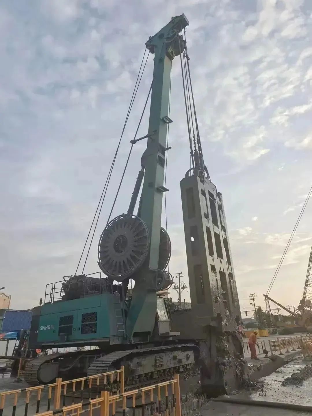 助力海内国际重大工程！9001cc金沙以诚为本智能液压抓斗实力“出圈”