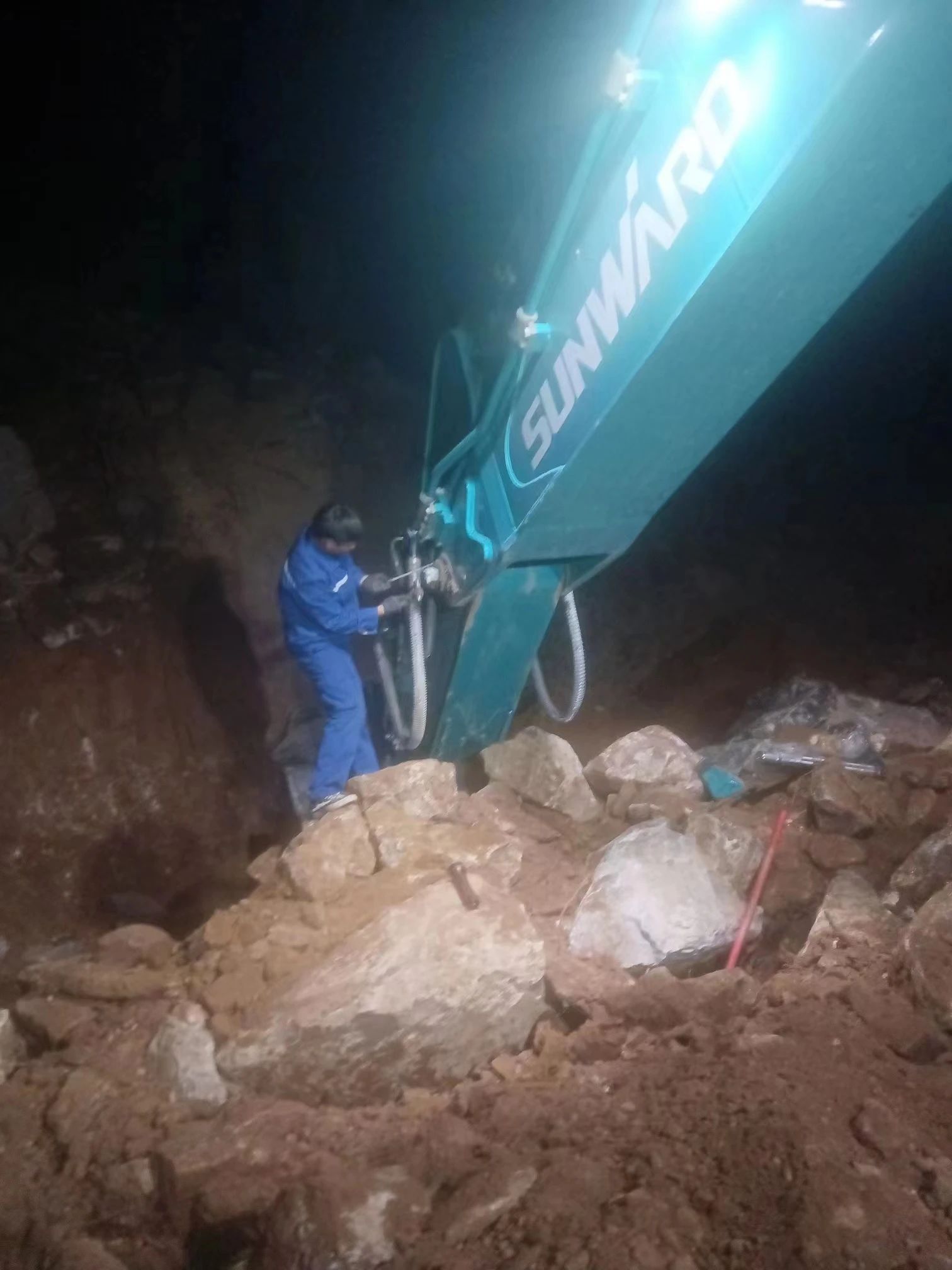 一线“热”闻 | 专业售后，，，，专心折务！9001cc金沙以诚为本智能挖掘机效劳万里行一直在路上