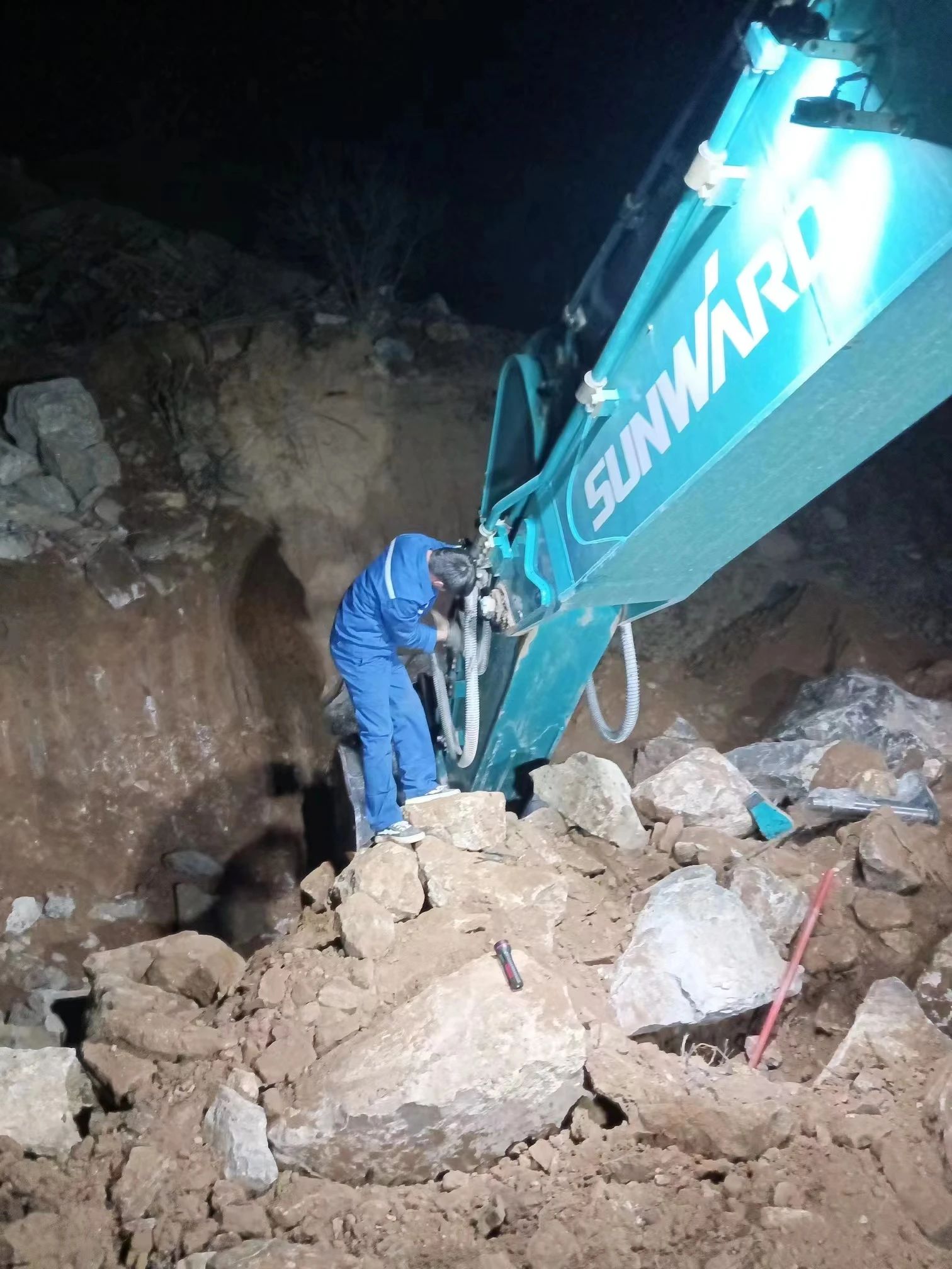 一线“热”闻 | 专业售后，，，，专心折务！9001cc金沙以诚为本智能挖掘机效劳万里行一直在路上