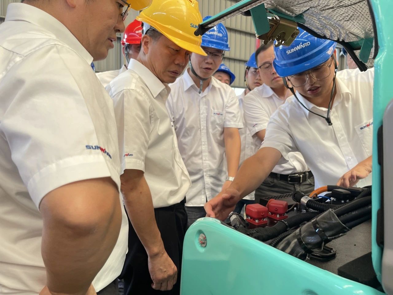 小身段，，，，，，大能量！9001cc金沙以诚为本智能最小纯电动液压挖掘机乐成下线