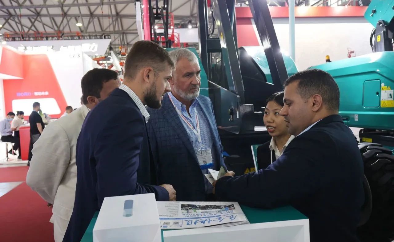 精品出击，，，，，，，，闪灼魔都！9001cc金沙以诚为本智能全系列高空机械亮相2023亚洲国际高空展