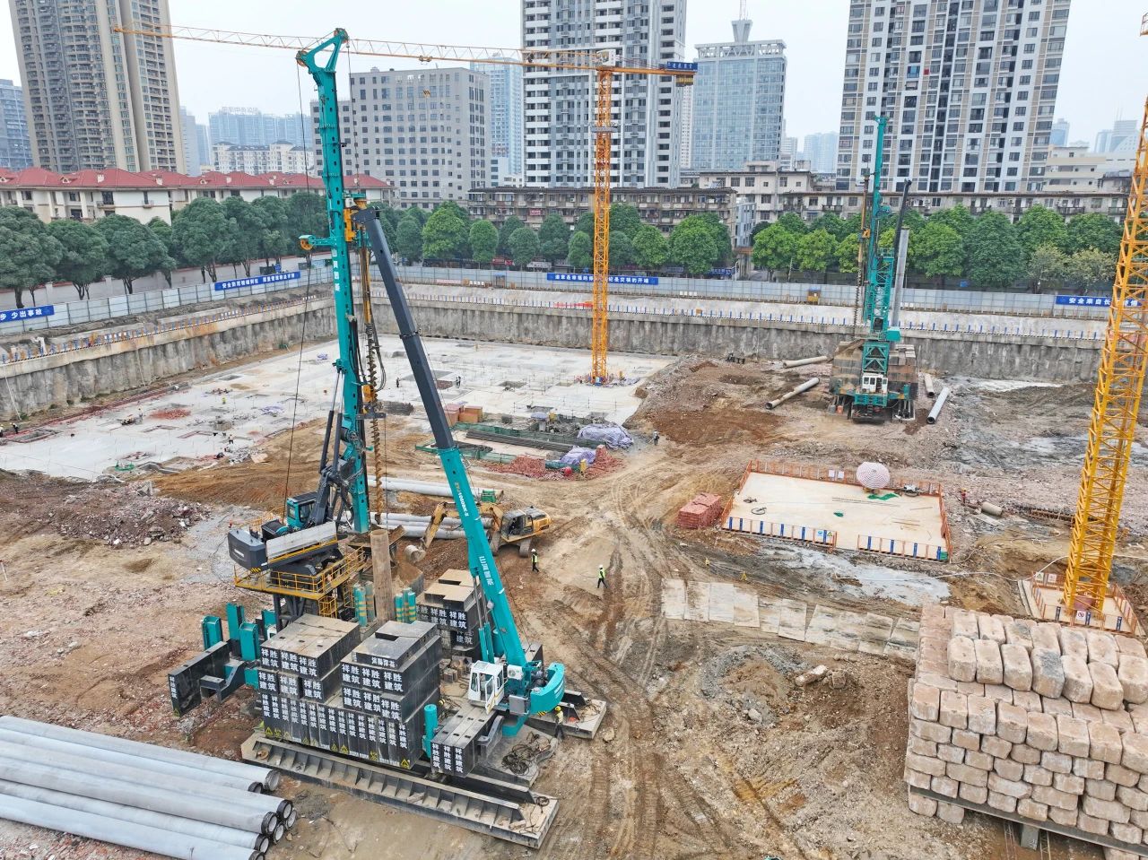 “绿巨人”显神威！9001cc金沙以诚为本智能引孔式静力压桩机助建“绿城”南宁民生项目