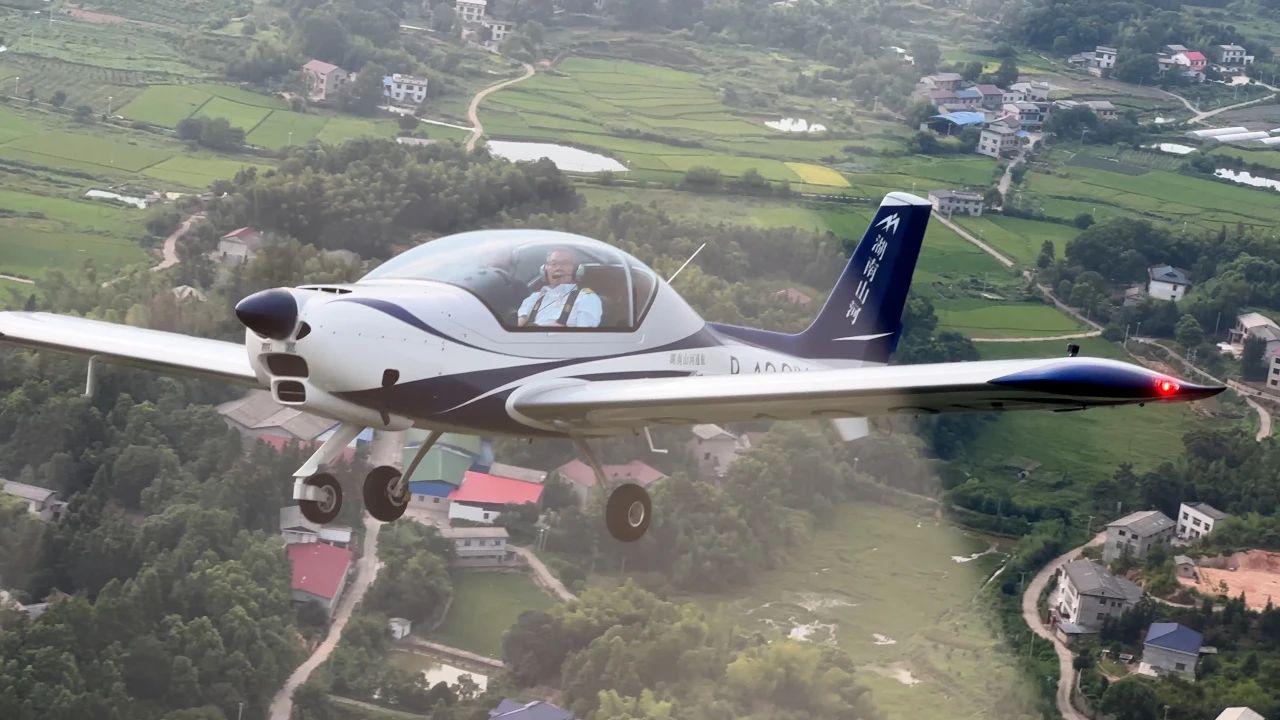 二十载磨砺，，，，，，，“阿若拉”飞机累计航行时间突破11万小时！