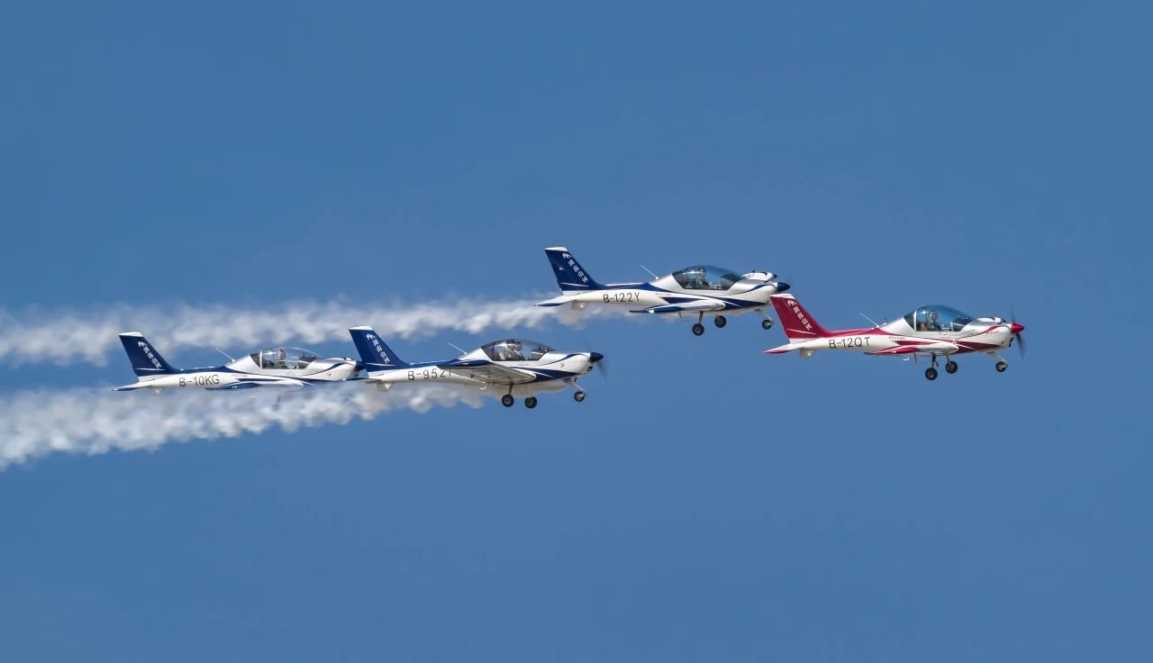 二十载磨砺，，，，，，，“阿若拉”飞机累计航行时间突破11万小时！