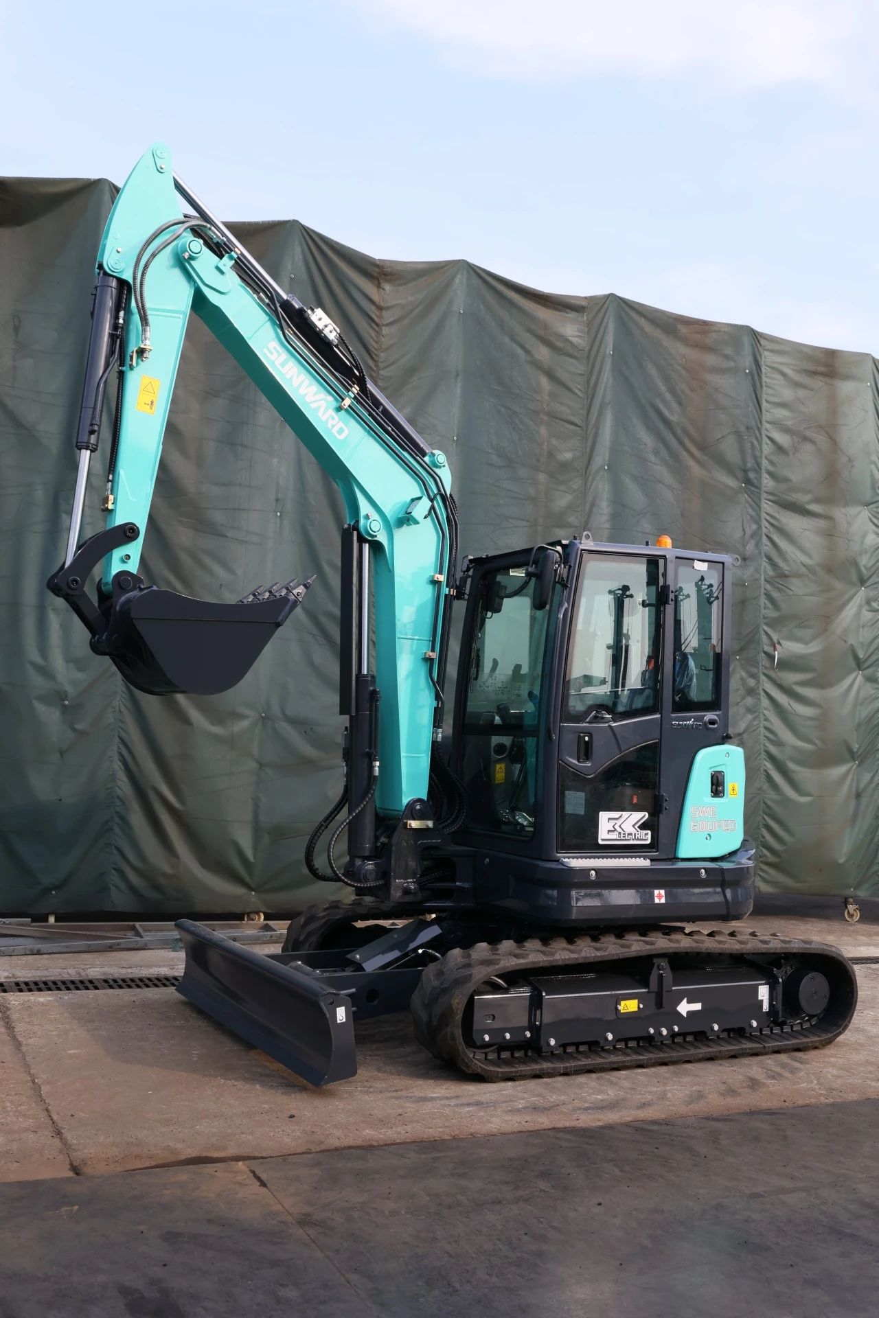 绿色上新！9001cc金沙以诚为本智能SWE60UFED纯电动无尾挖掘机乐成下线