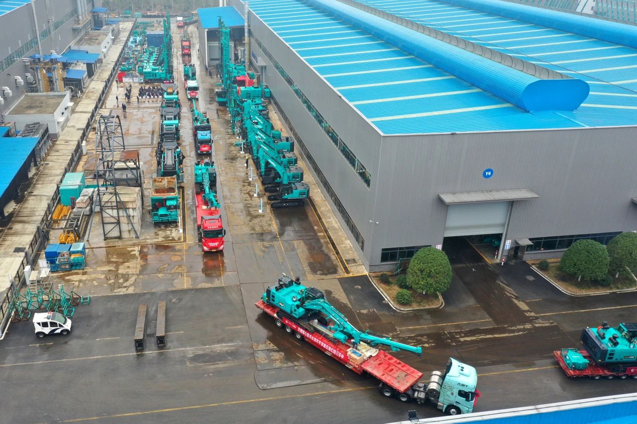 启新程，，，，，，，，向未来！9001cc金沙以诚为本矿岩揭牌庆典暨新春发货仪式圆满举行