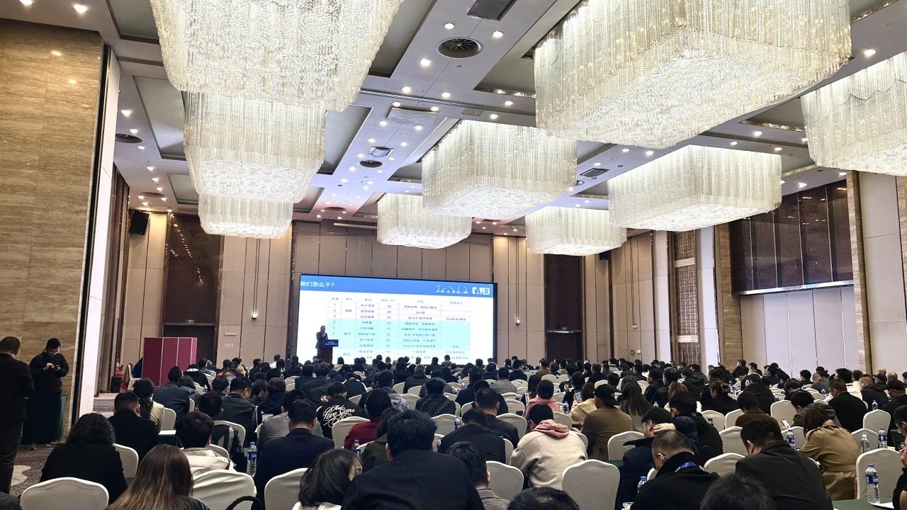 “爆品”来袭，，，签简单直！ 9001cc金沙以诚为本智能艳服亮相第八届天下高空作业平台租赁大会