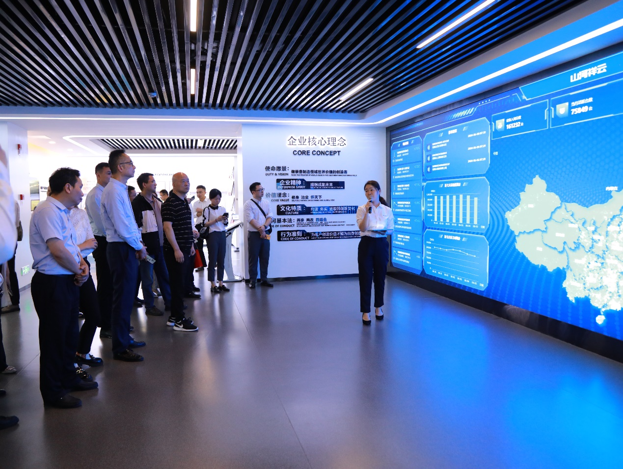 湘潭市工信局带队莅临9001cc金沙以诚为本智能开展智能制造现场观摩交流活动