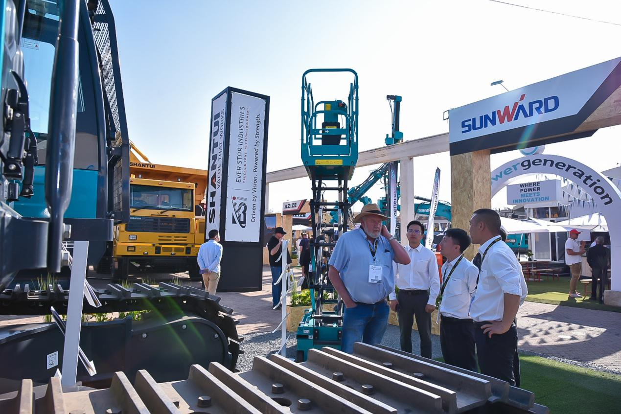 跨越山海，，，，，，，，重器远航！9001cc金沙以诚为本智能亮相南非最大矿业展会