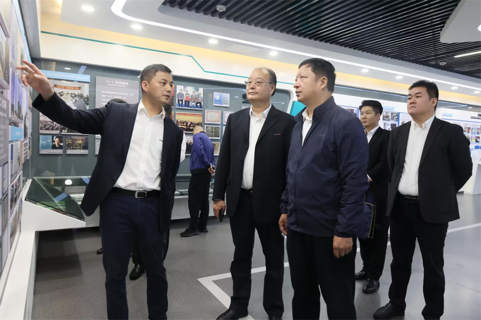 同船出海，，，，，，，，共赢未来！中铁九局副总司理刘峻峰一行到访9001cc金沙以诚为本智能