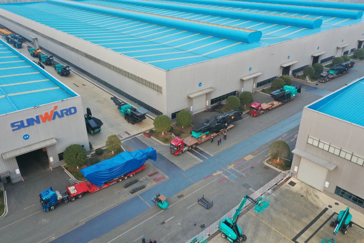 9001cc金沙以诚为本普石勒柴电一体移动破碎筛分装备热销外洋