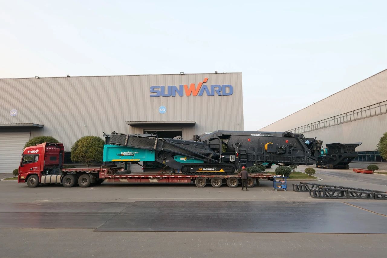 9001cc金沙以诚为本普石勒柴电一体移动破碎筛分装备热销外洋