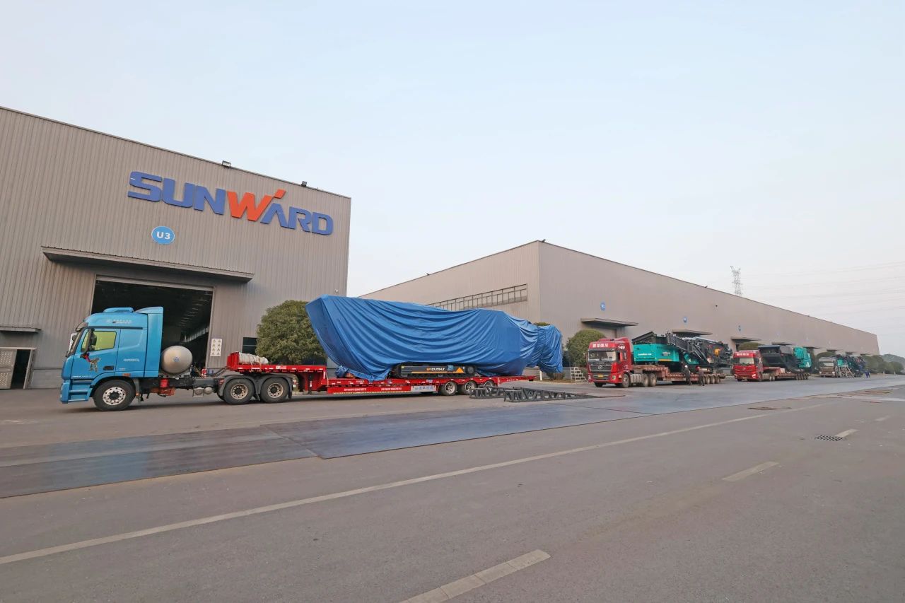 9001cc金沙以诚为本普石勒柴电一体移动破碎筛分装备热销外洋