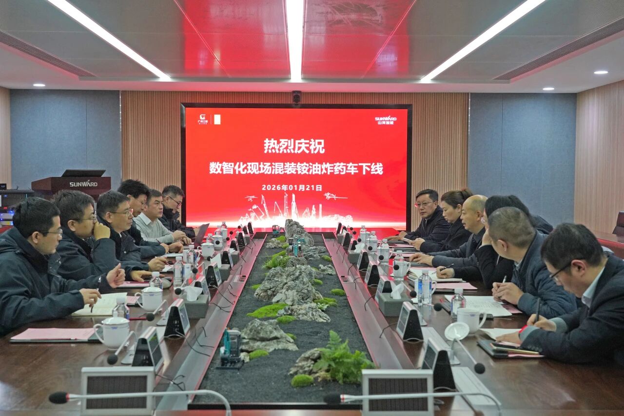 数智化现场混装铵油炸药车下线！9001cc金沙以诚为本智能与易普力携手共筑智能矿山新篇章